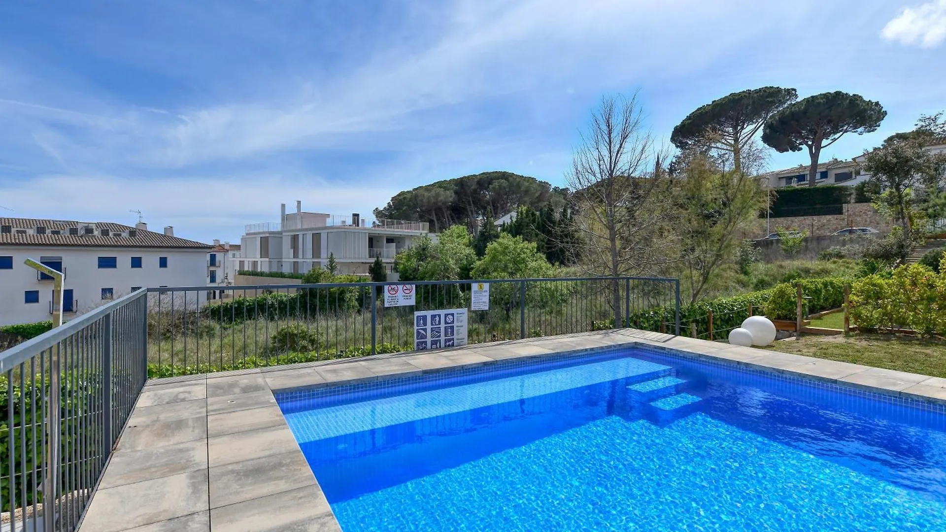 Luxury Central Apartments, Illa Blanca, Calella 卡莱利亚德帕拉弗鲁赫尔